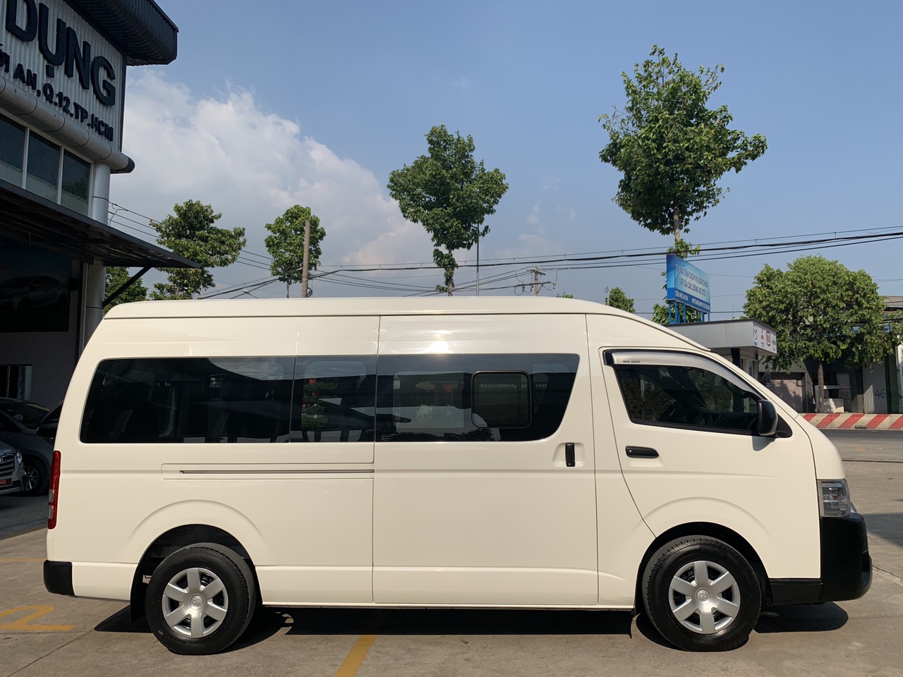 Toyota Hiace 2.5 2015 - Bán xe Toyota Hiace 2.5 đời 2015, màu trắng, nhập khẩu chính hãng mới chạy 98.000km - xe đẹp giá tốt giao ngay