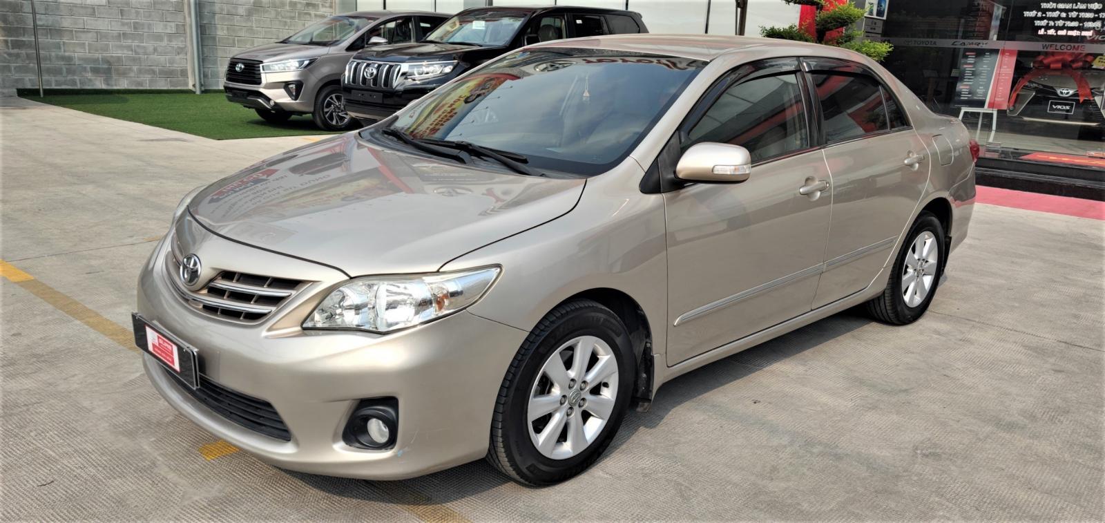 Toyota Corolla altis 2013 - Cần bán xe Toyota Corolla Altis 1.8G năm 2013, màu vàng cát, biển SG - đúng chất 54.000km