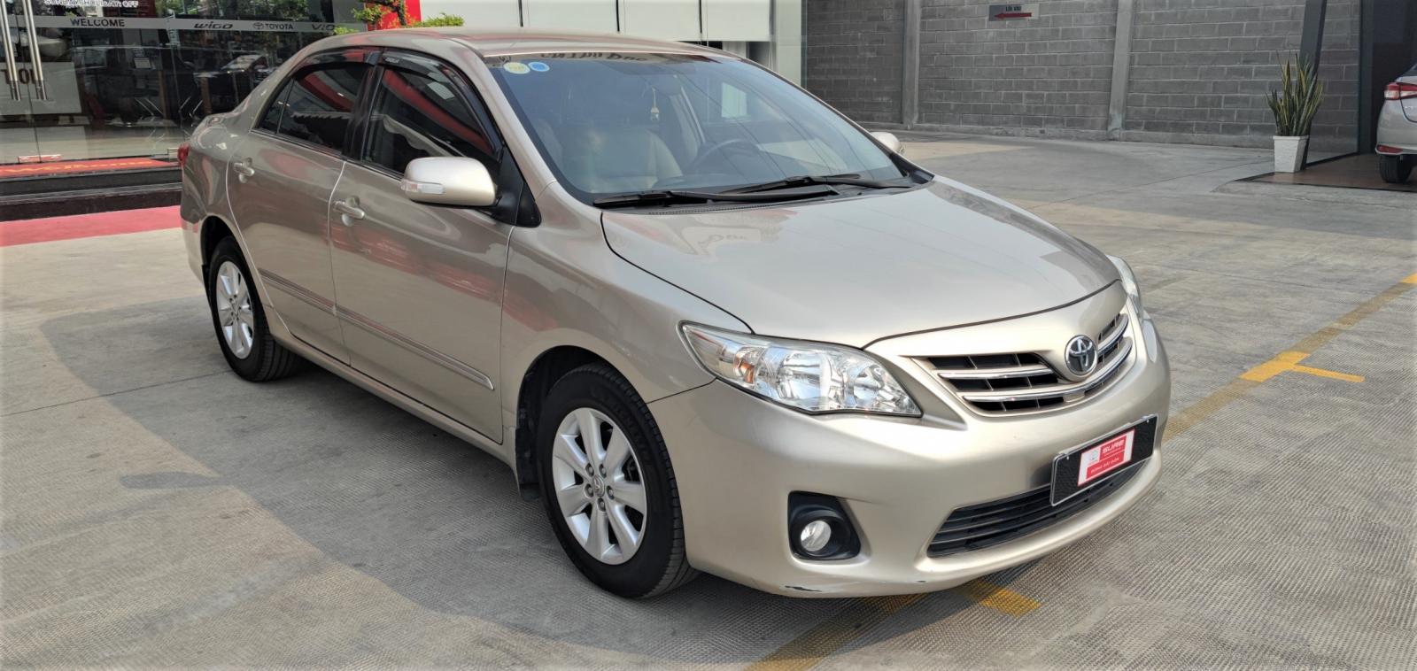 Toyota Corolla altis 2013 - Cần bán xe Toyota Corolla Altis 1.8G năm 2013, màu vàng cát, biển SG - đúng chất 54.000km