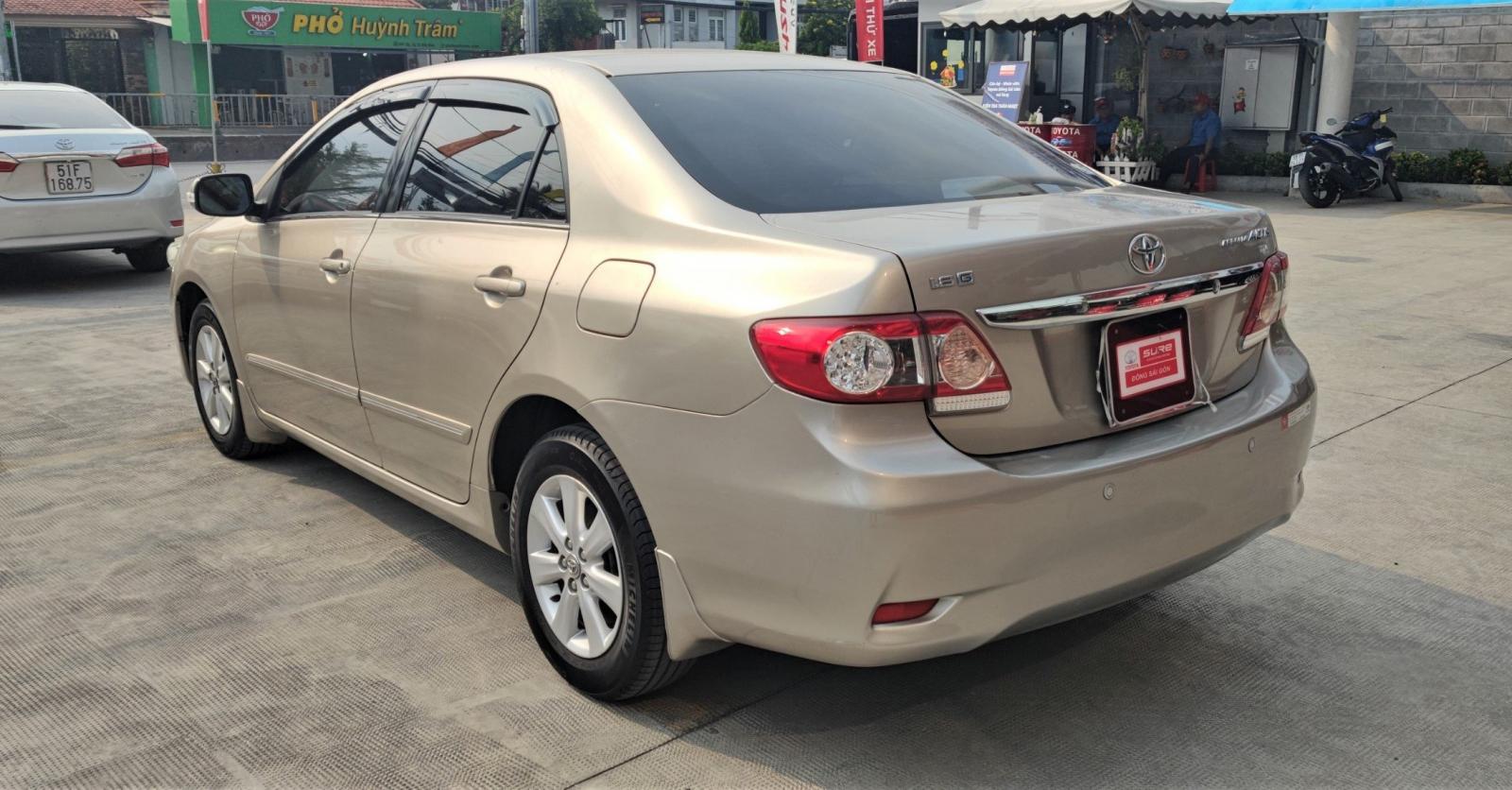 Toyota Corolla altis 2013 - Cần bán xe Toyota Corolla Altis 1.8G năm 2013, màu vàng cát, biển SG - đúng chất 54.000km