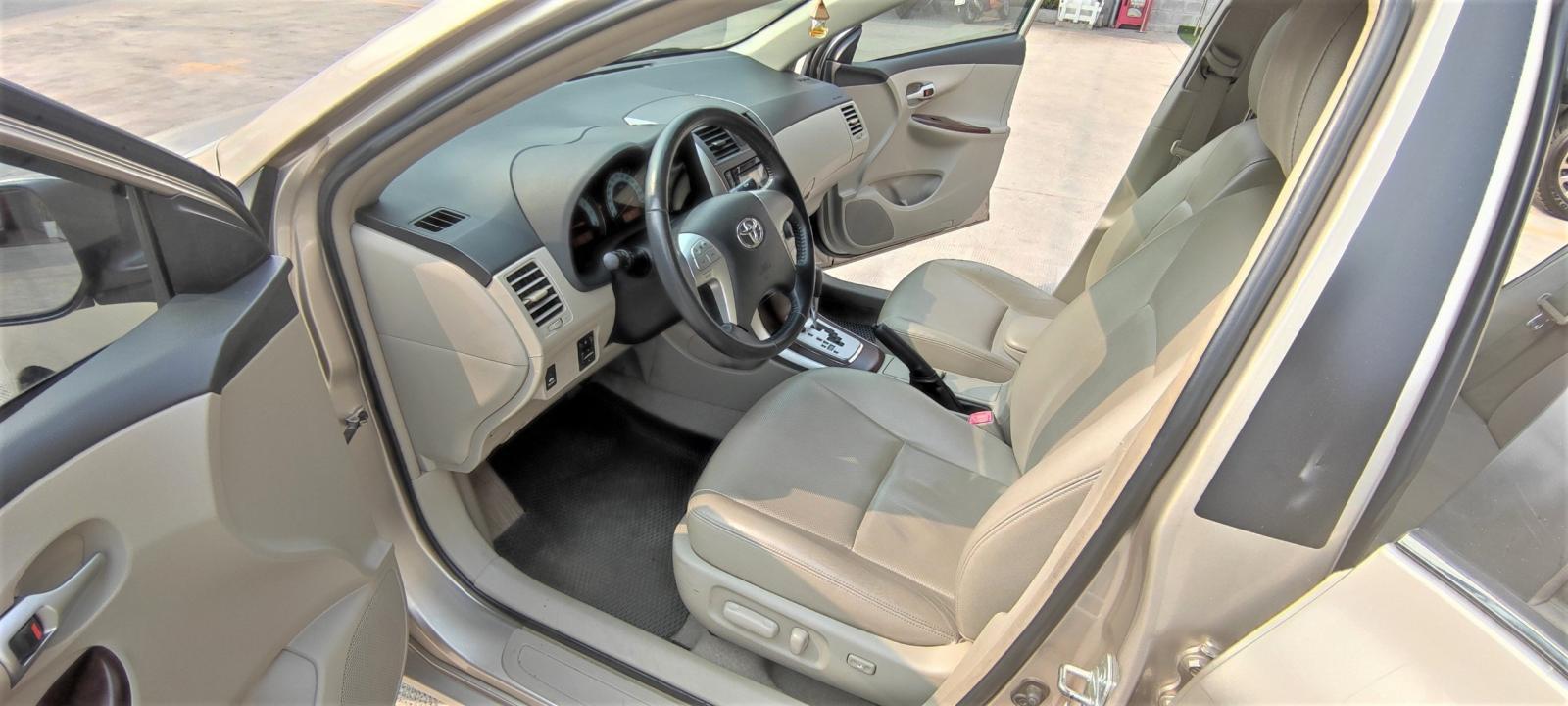 Toyota Corolla altis 2013 - Cần bán xe Toyota Corolla Altis 1.8G năm 2013, màu vàng cát, biển SG - đúng chất 54.000km