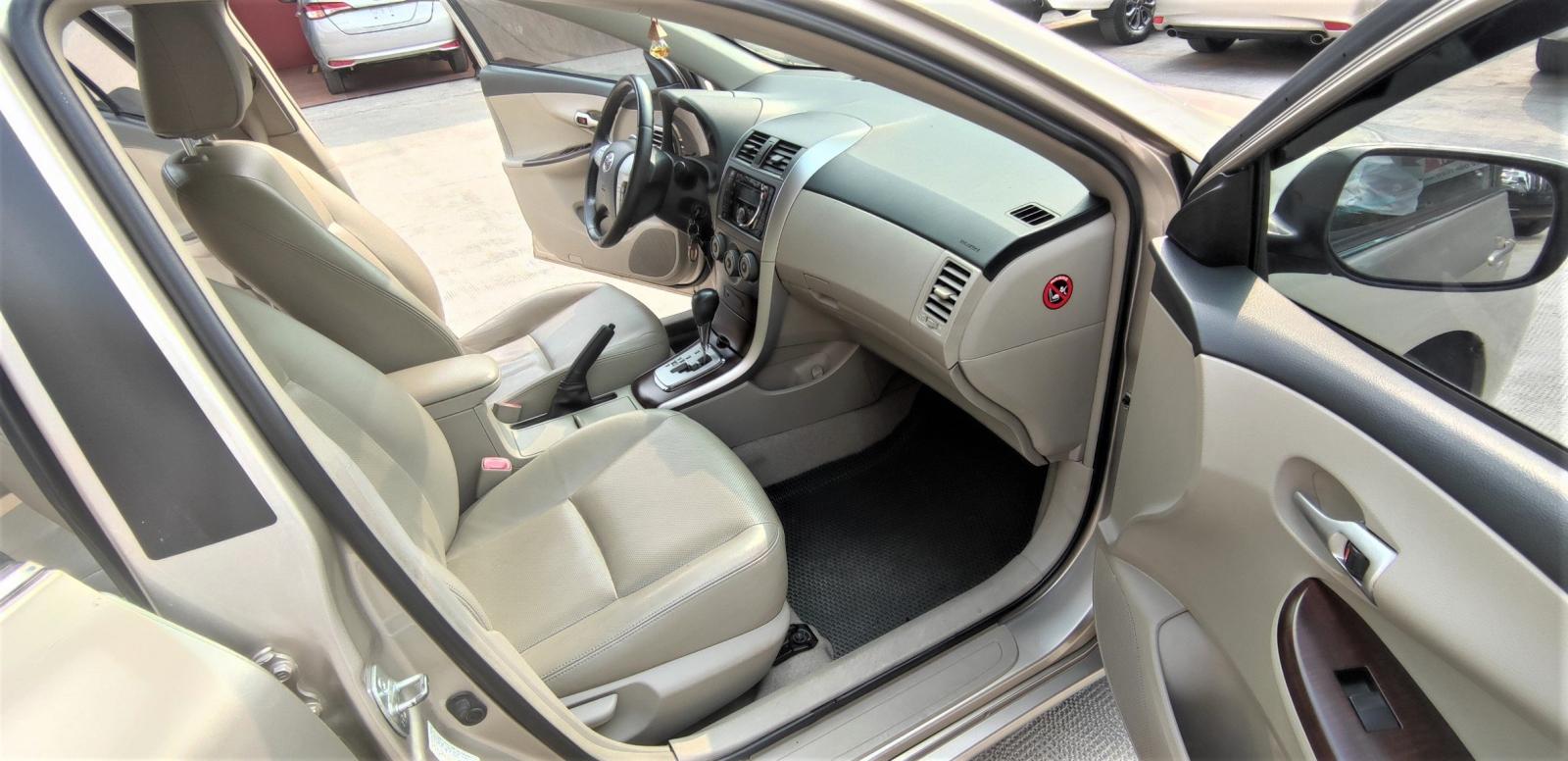 Toyota Corolla altis 2013 - Cần bán xe Toyota Corolla Altis 1.8G năm 2013, màu vàng cát, biển SG - đúng chất 54.000km