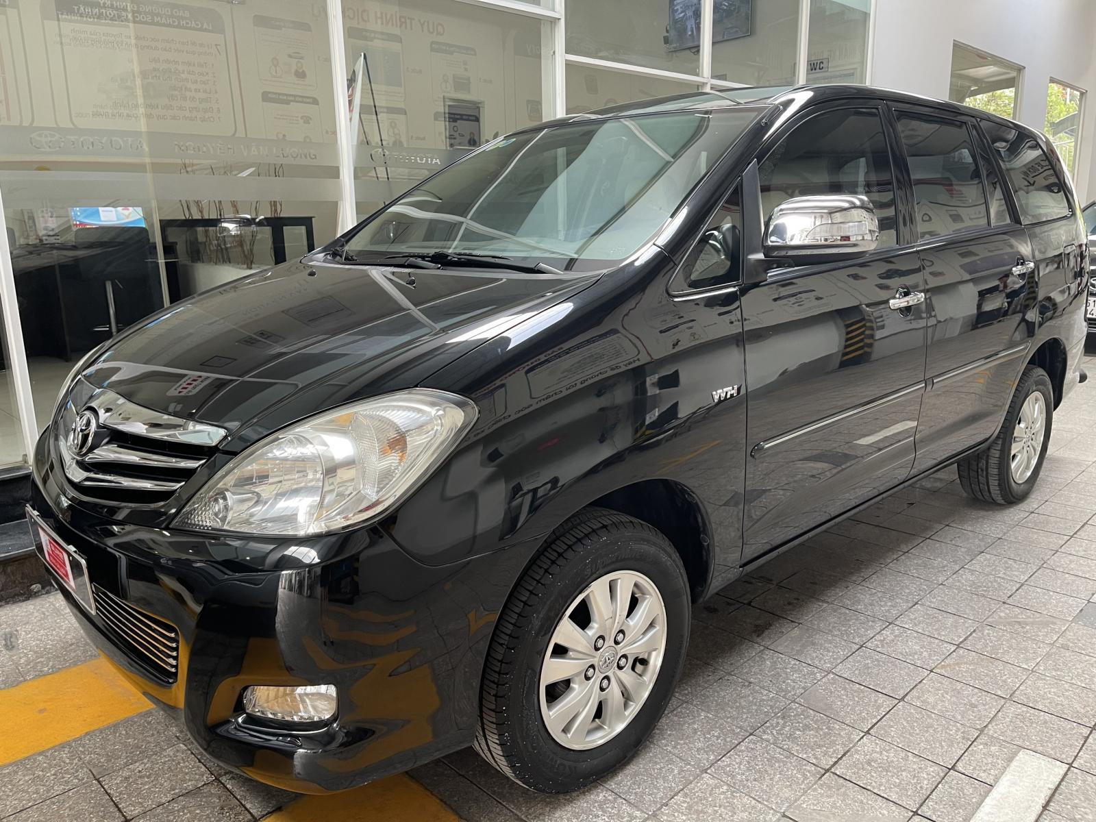 Toyota Innova 2.0V 2011 - Cần bán gấp Toyota Innova 2.0V sản xuất 2011, màu đen, biển SG