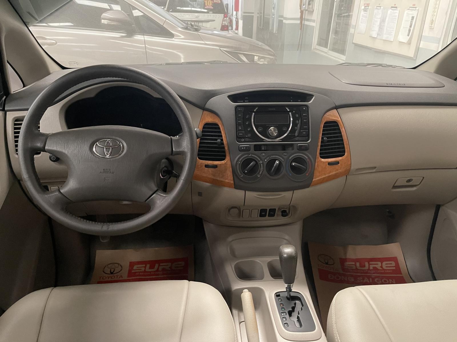 Toyota Innova 2.0V 2011 - Cần bán gấp Toyota Innova 2.0V sản xuất 2011, màu đen, biển SG