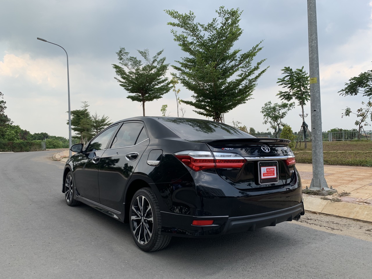 Toyota Corolla altis 2.0V Sport 2018 - Cần bán Toyota Corolla altis 2.0V Sport sản xuất 2018, màu đen, 790tr