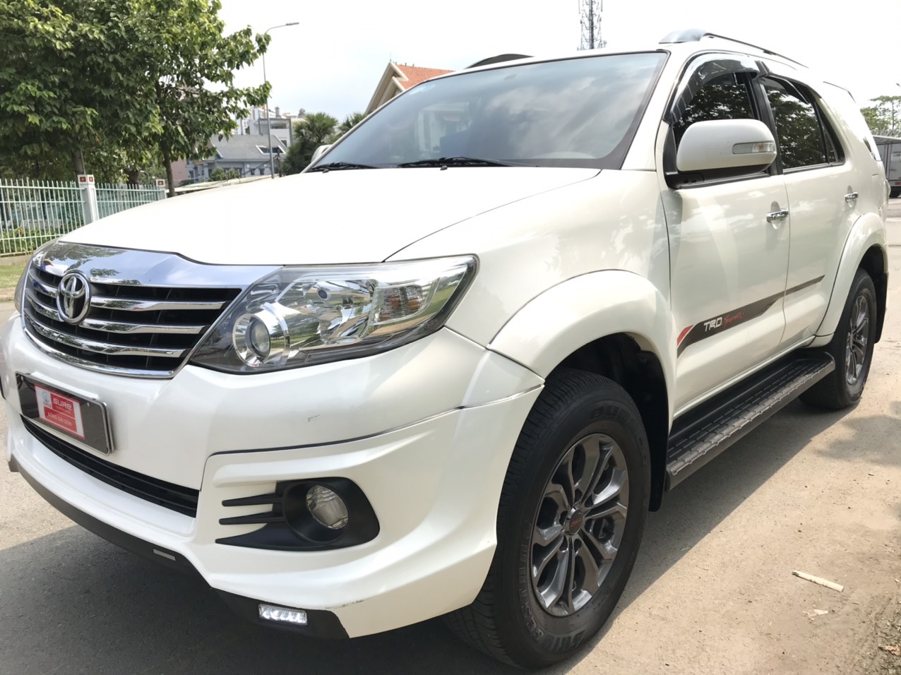 Toyota Fortuner 2.7V TRD 2016 - Cần bán gấp Toyota Fortuner 2.7V TRD đời 2016, màu trắng , Biển SG - Chuẩn 82.000km - GIá Fix đẹp