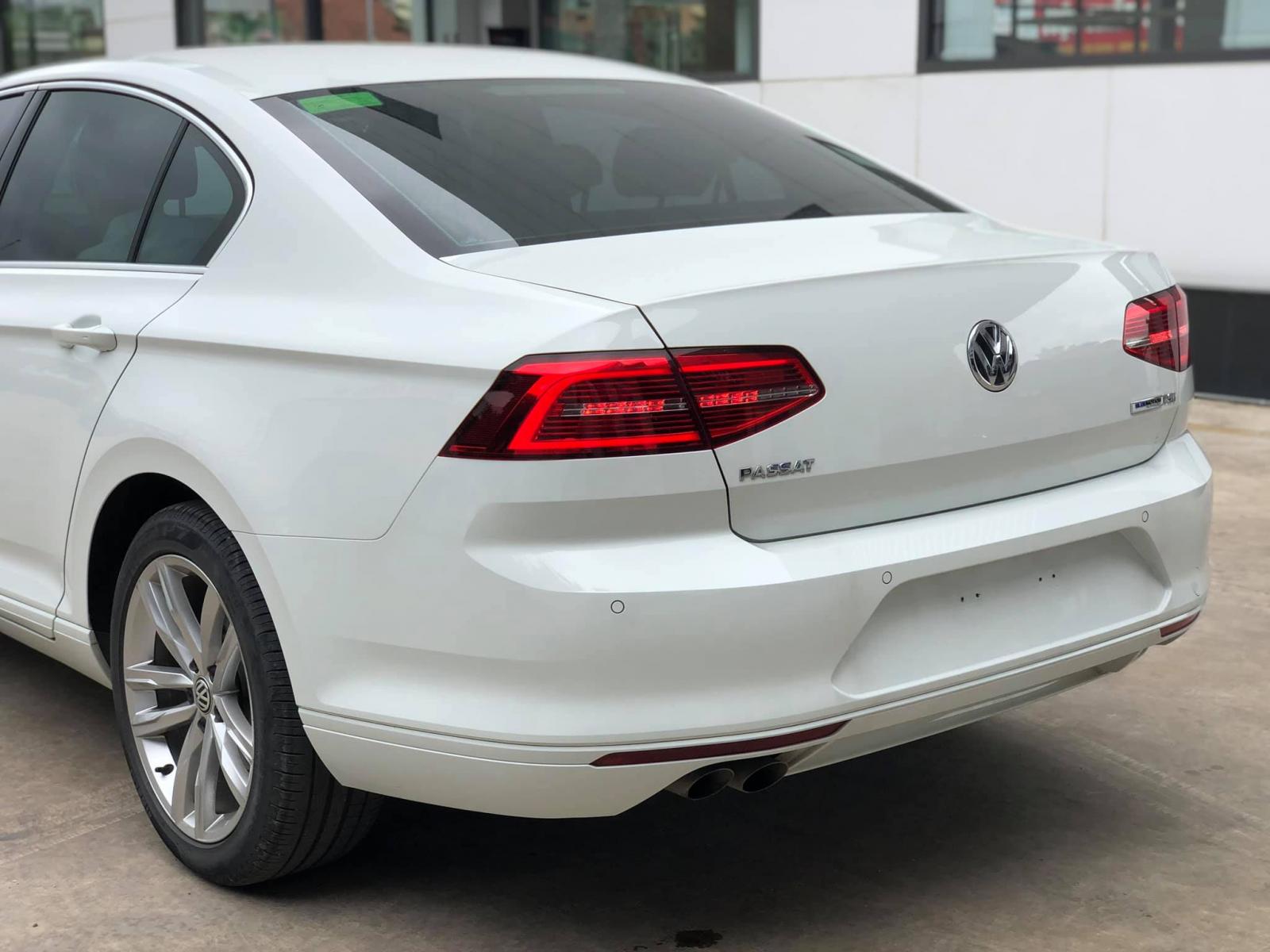 Volkswagen Passat 2018 - Cần bán Volkswagen Passat Comfort 2018, màu trắng, 2018, odo 4,5V. Xe cam kết đẹp, không đâm đụng ngập nước