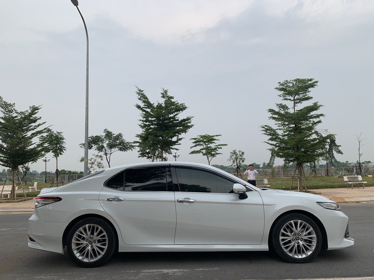 Toyota Camry 2.5Q 2019 - Cần bán gấp Toyota Camry 2.5Q 2019, màu trắng, nhập Thái Lan, biển 93A- 52.000km - giá Fix đẹp