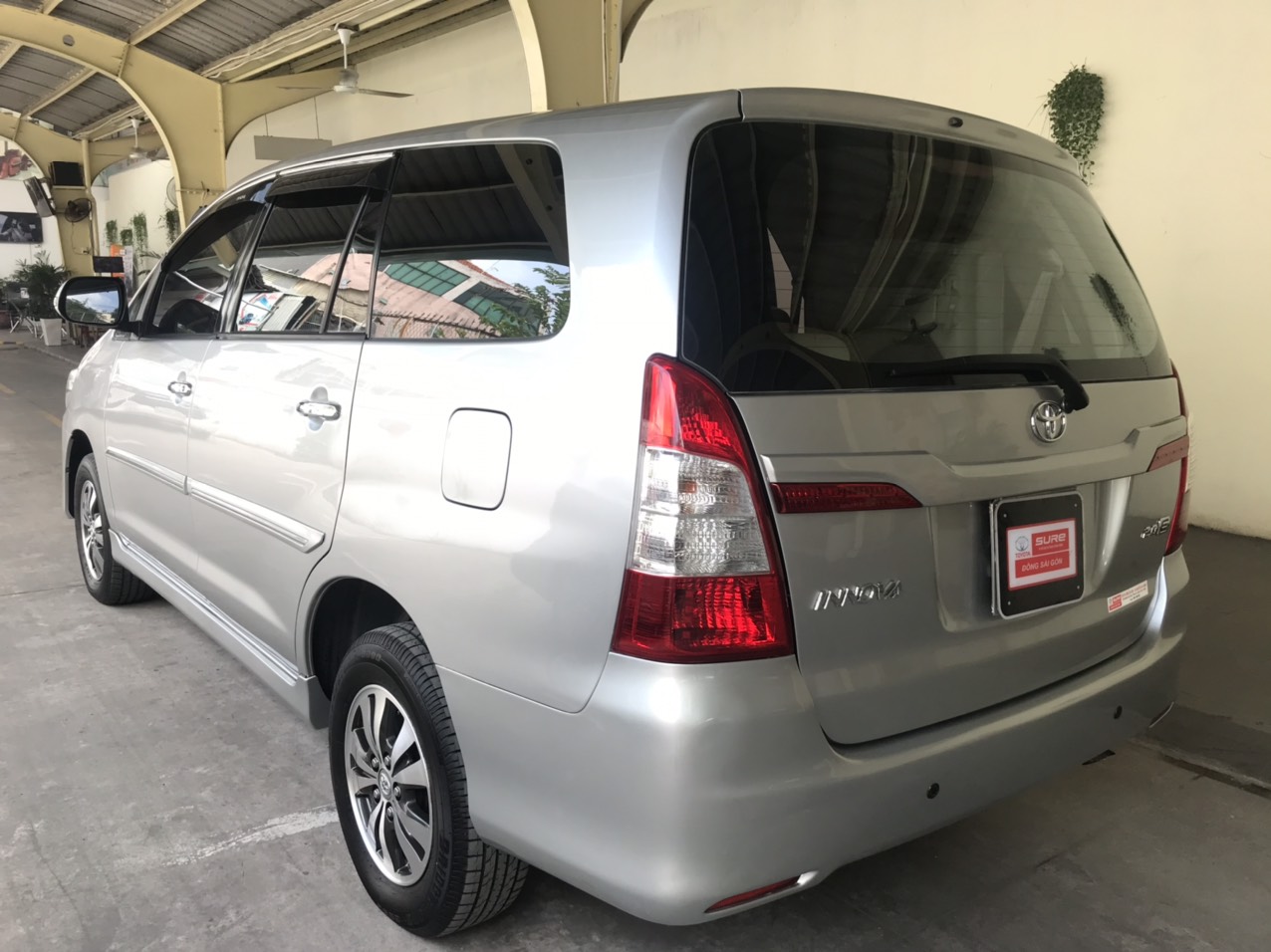 Toyota Innova 2.0E 2016 - Cần bán Toyota Innova 2.0E đời 2016, màu bạc, giá thương lượng