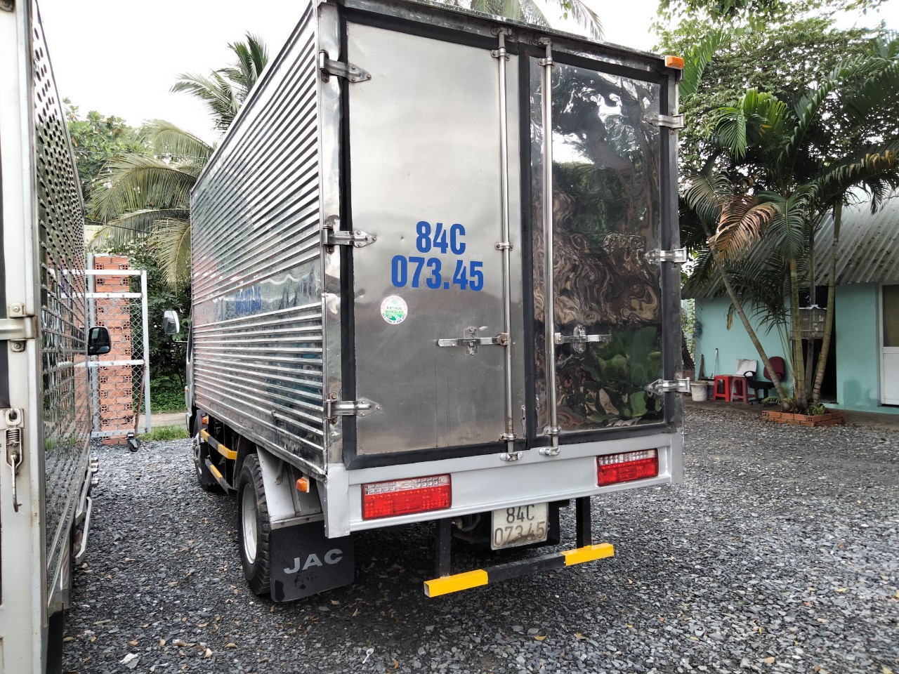 Xe tải 1,5 tấn - dưới 2,5 tấn 2017 - Cần bán xe JAC 2t4 thùng kín