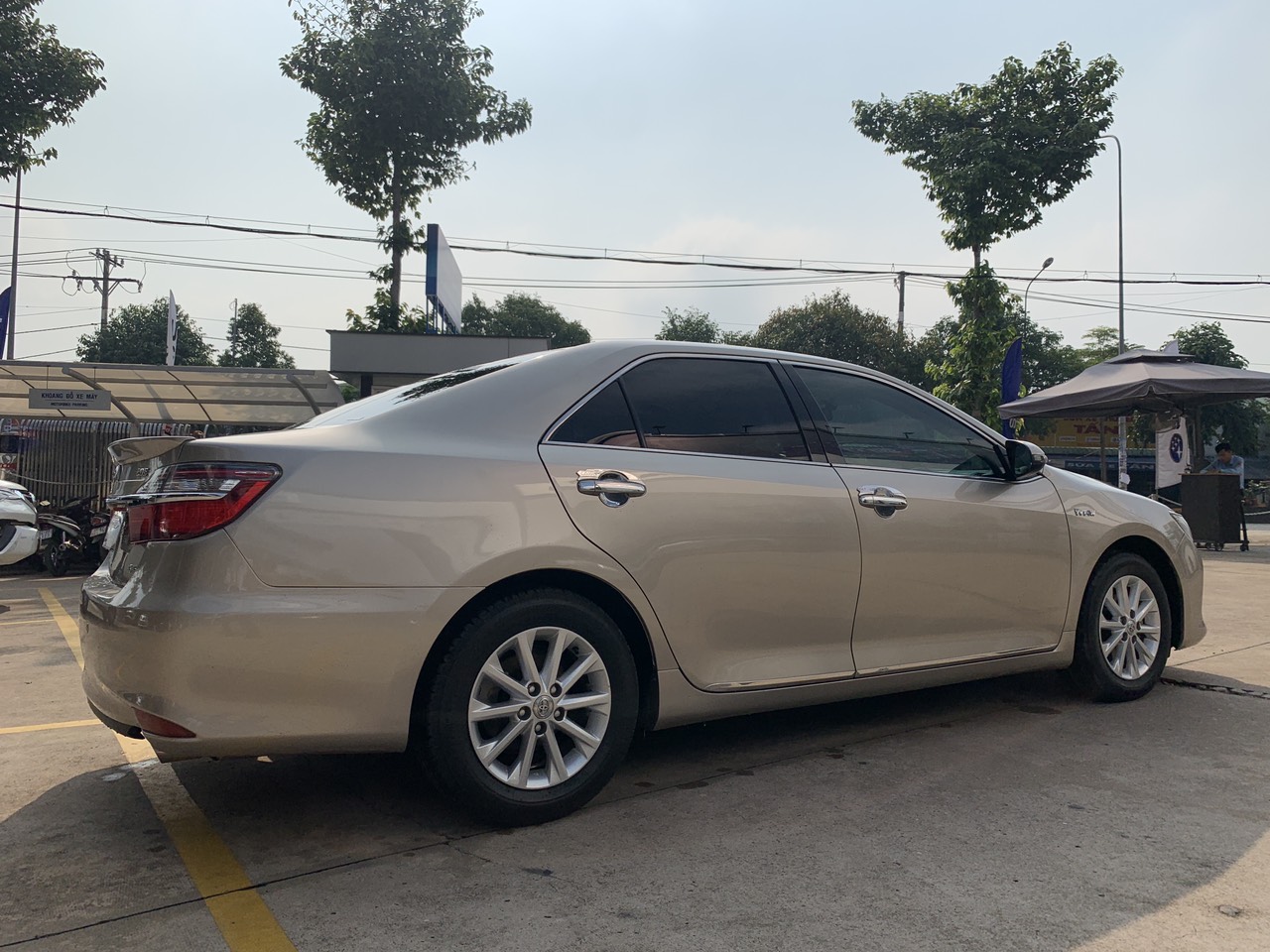 Toyota Camry 2.0E 2015 - Bán xe Toyota Camry 2.0E đời 2015, màu nâu vàng