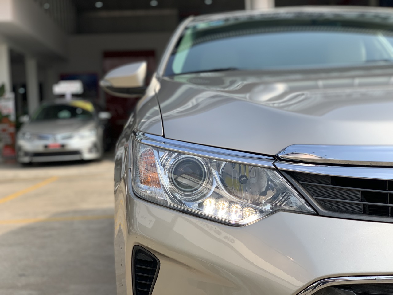 Toyota Camry 2.0E 2015 - Bán xe Toyota Camry 2.0E đời 2015, màu nâu vàng