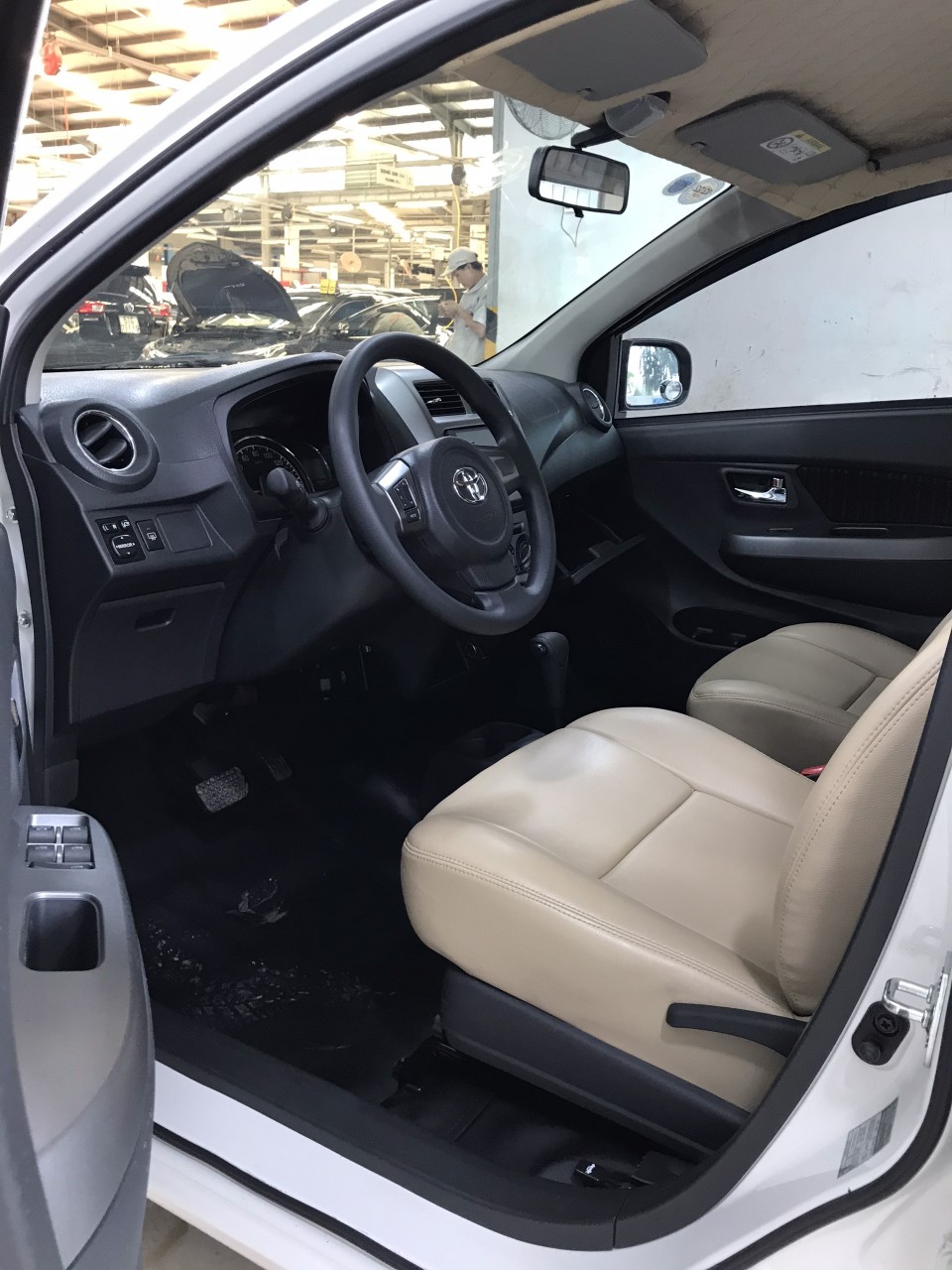 Toyota Wigo 1.2 AT 2019 - Bán Toyota Wigo 1.2 AT đời 2019, màu trắng, nhập khẩu Indo, biển SG - lướt đẹp 8.000km - Giá đẹp xe giao ngay