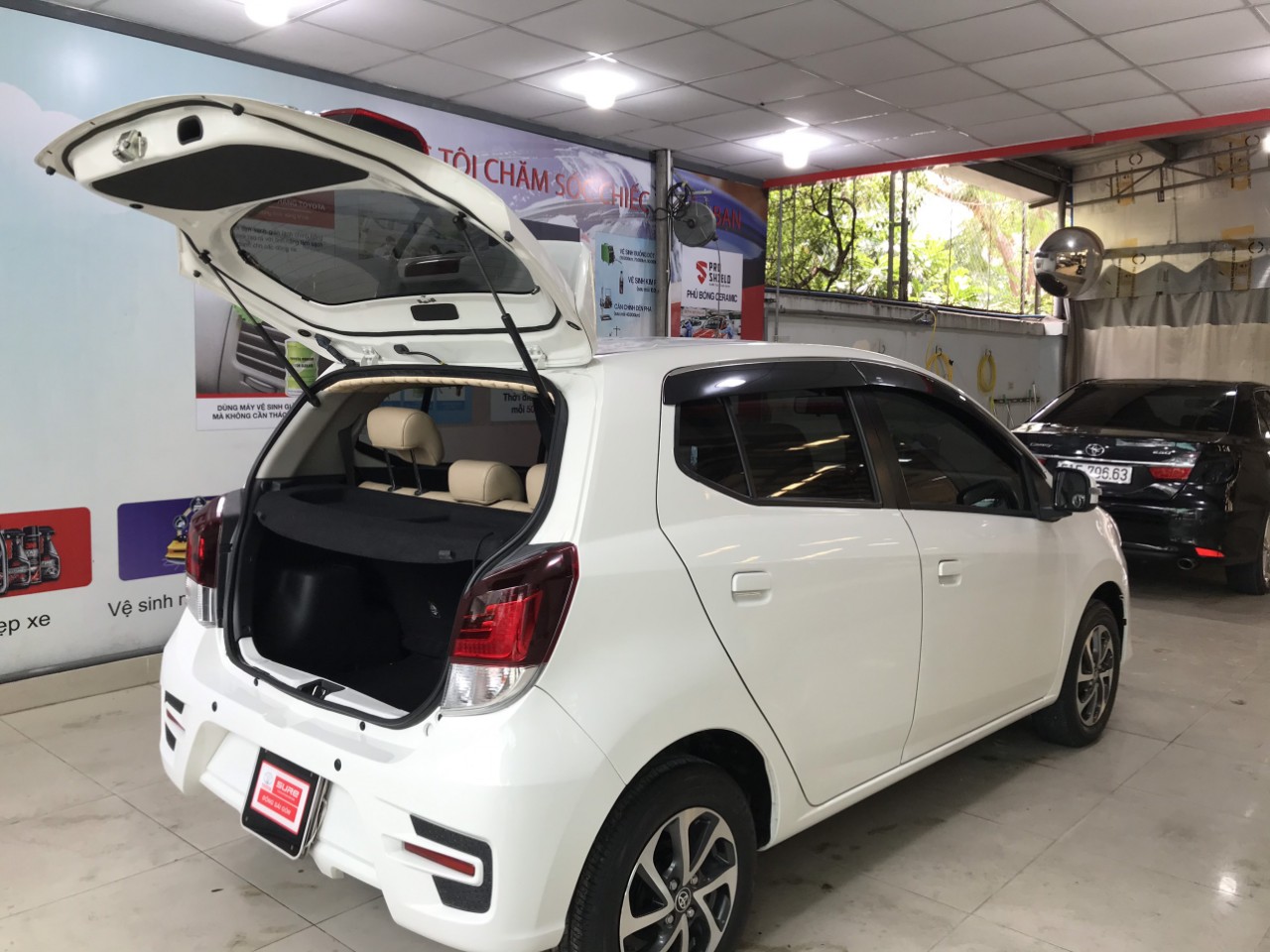 Toyota Wigo 1.2 AT 2019 - Bán Toyota Wigo 1.2 AT đời 2019, màu trắng, nhập khẩu Indo, biển SG - lướt đẹp 8.000km - Giá đẹp xe giao ngay