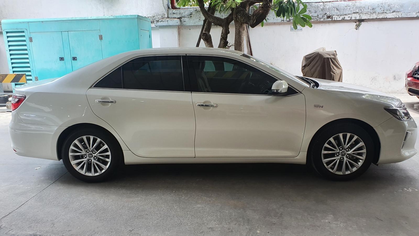 Toyota Camry 2.5Q 2019 - Cần bán lại xe Toyota Camry 2.5Q sản xuất 2019, màu trắng