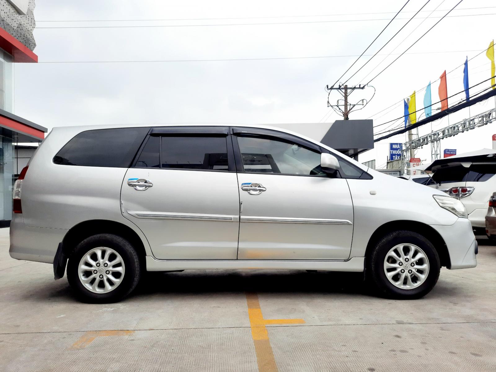 Toyota Innova 2.0G 2014 - Bán Toyota Innova 2.0G đời 2014, màu bạc, biển SG - Chuẩn 90.000km, chất êm ru, giá còn thương lượng mạnh