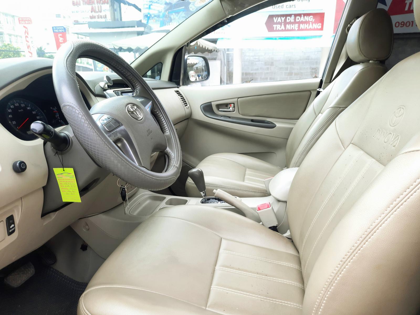 Toyota Innova 2.0G 2014 - Bán Toyota Innova 2.0G đời 2014, màu bạc, biển SG - Chuẩn 90.000km, chất êm ru, giá còn thương lượng mạnh