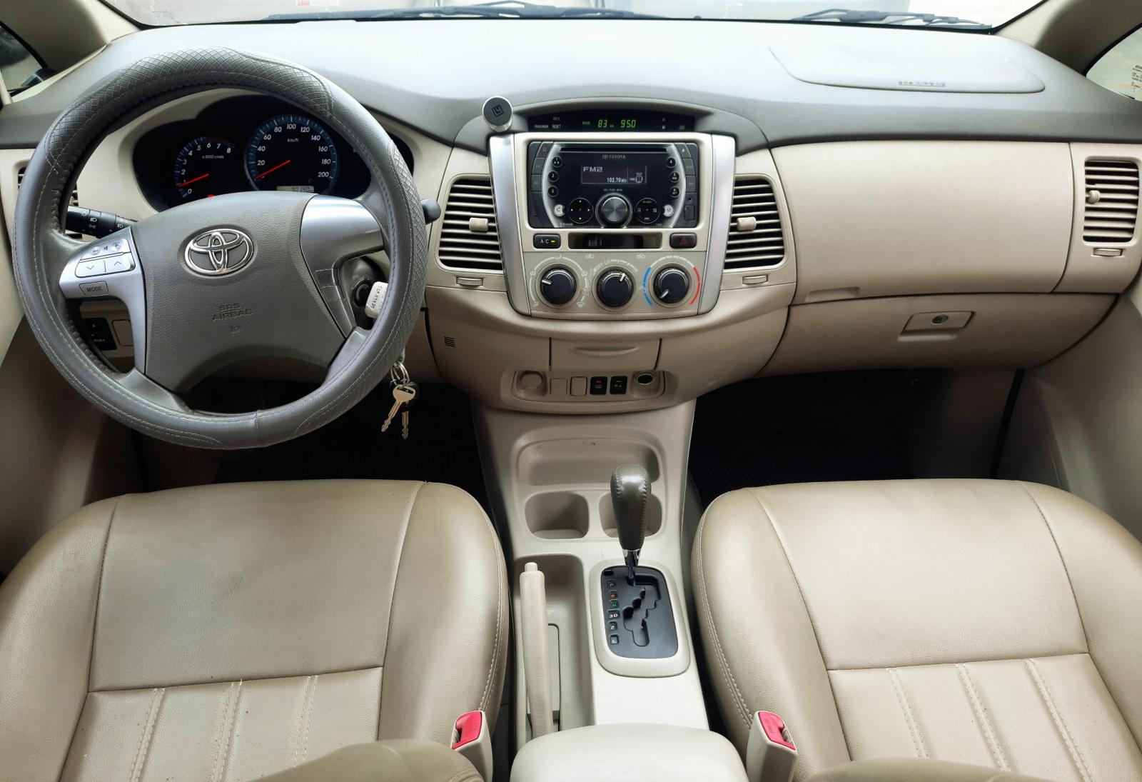 Toyota Innova 2.0G 2014 - Bán Toyota Innova 2.0G đời 2014, màu bạc, biển SG - Chuẩn 90.000km, chất êm ru, giá còn thương lượng mạnh