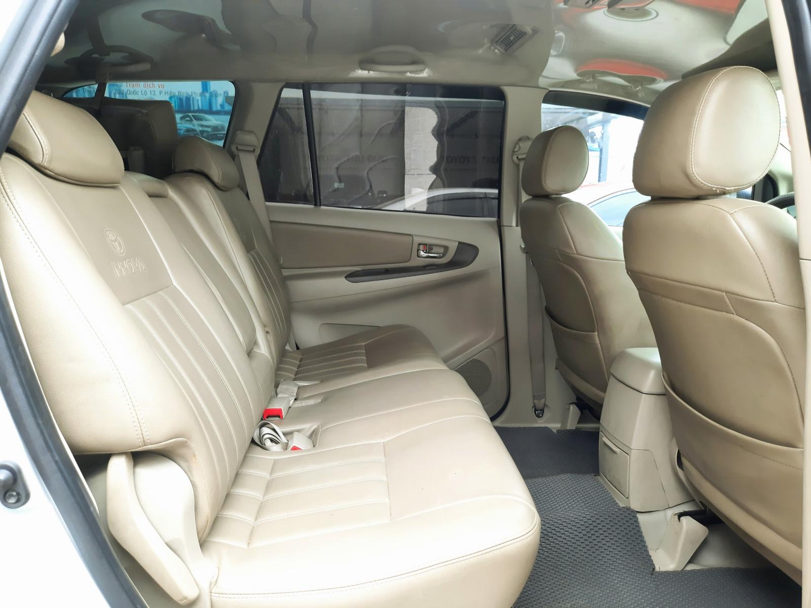 Toyota Innova 2.0G 2014 - Bán Toyota Innova 2.0G đời 2014, màu bạc, biển SG - Chuẩn 90.000km, chất êm ru, giá còn thương lượng mạnh