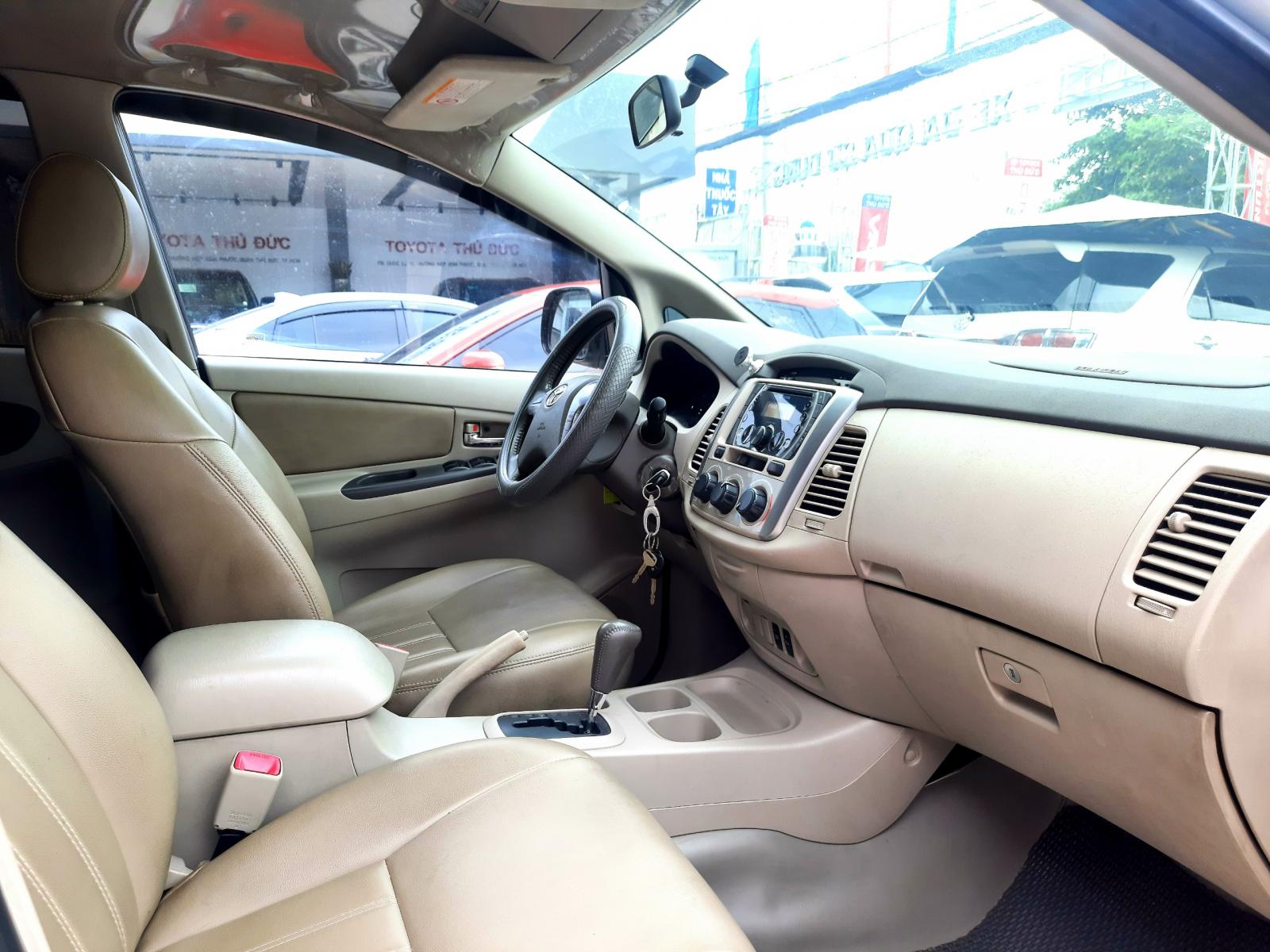 Toyota Innova 2.0G 2014 - Bán Toyota Innova 2.0G đời 2014, màu bạc, biển SG - Chuẩn 90.000km, chất êm ru, giá còn thương lượng mạnh