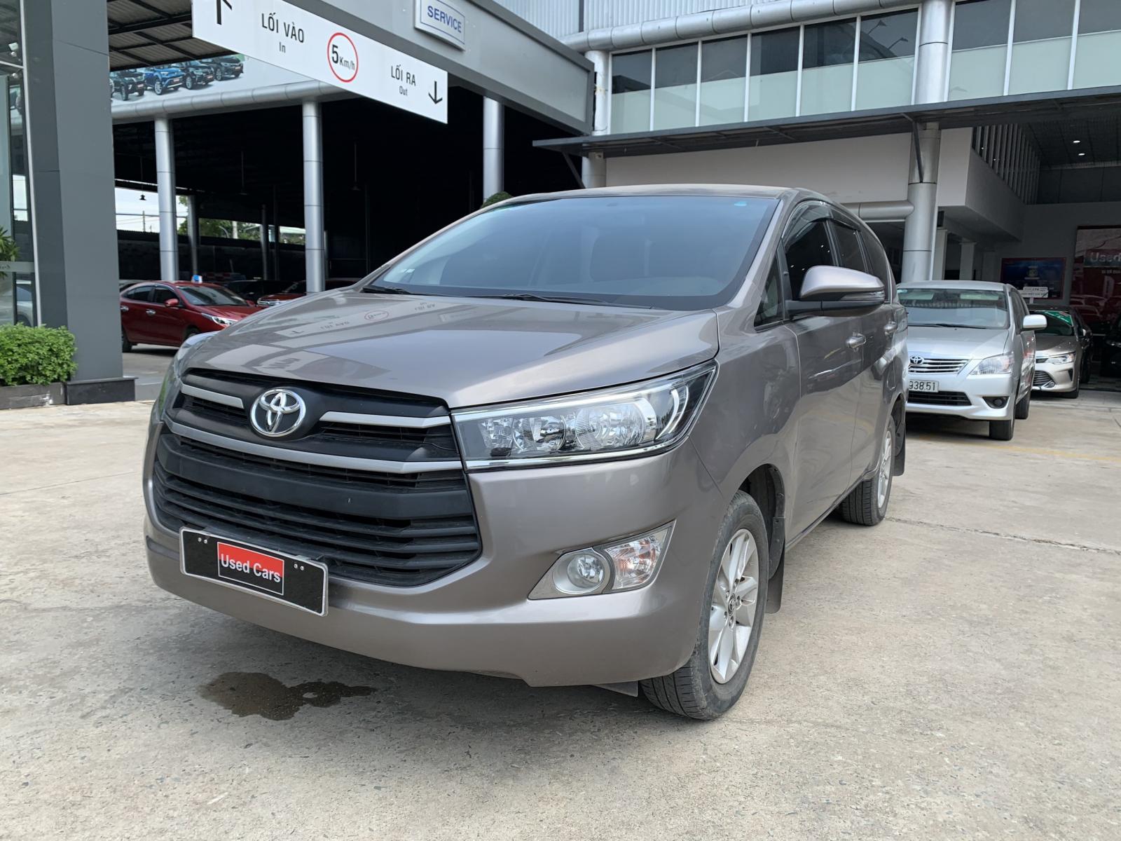 Toyota Innova 2.0E 2018 - Cần bán xe Toyota Innova 2.0E sản xuất 2018, màu đồng ánh kim, biển SG - 74.000km, gia đình xem xe thương lượng