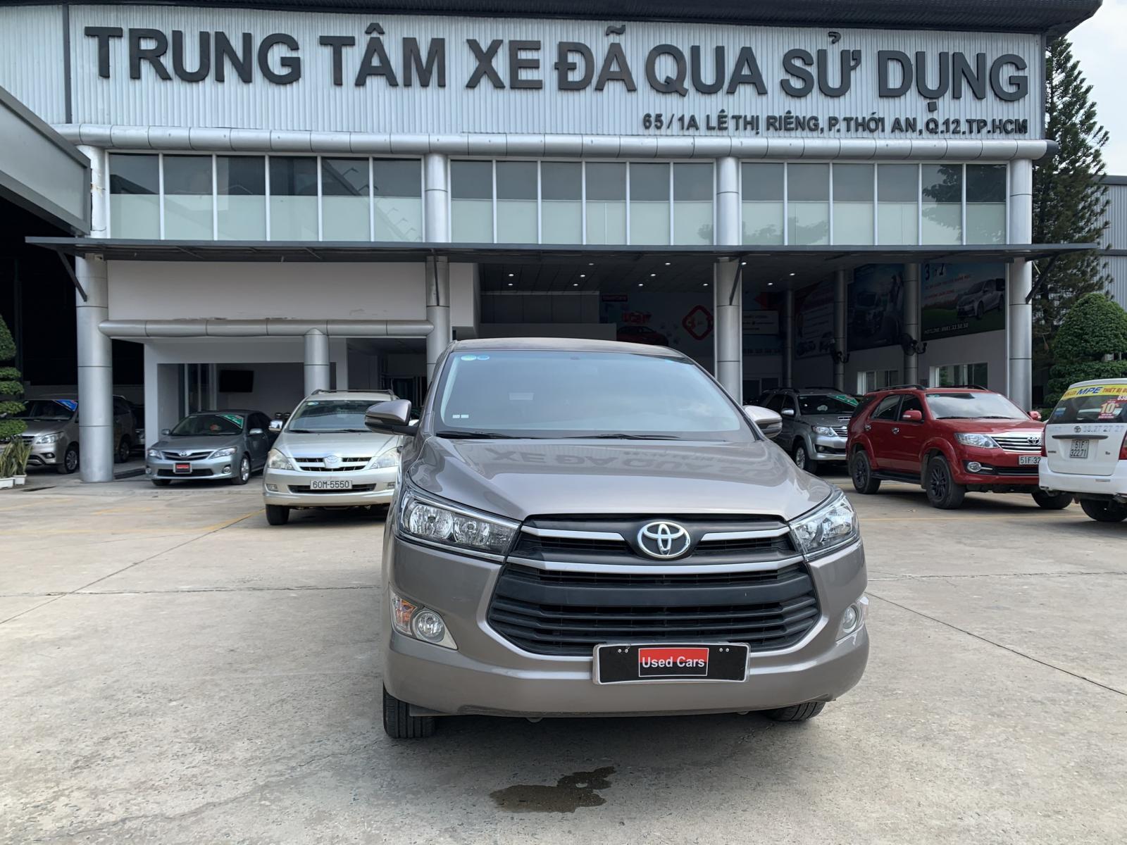 Toyota Innova 2.0E 2018 - Cần bán xe Toyota Innova 2.0E sản xuất 2018, màu đồng ánh kim, biển SG - 74.000km, gia đình xem xe thương lượng