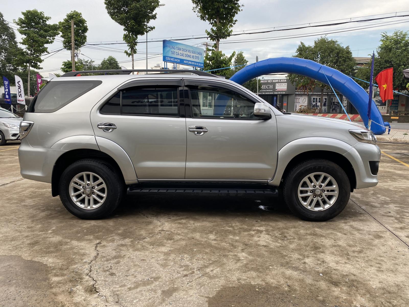 Toyota Fortuner 2012 - Cần bán gấp Toyota Fortuner 2.5G đời 2012, màu bạc