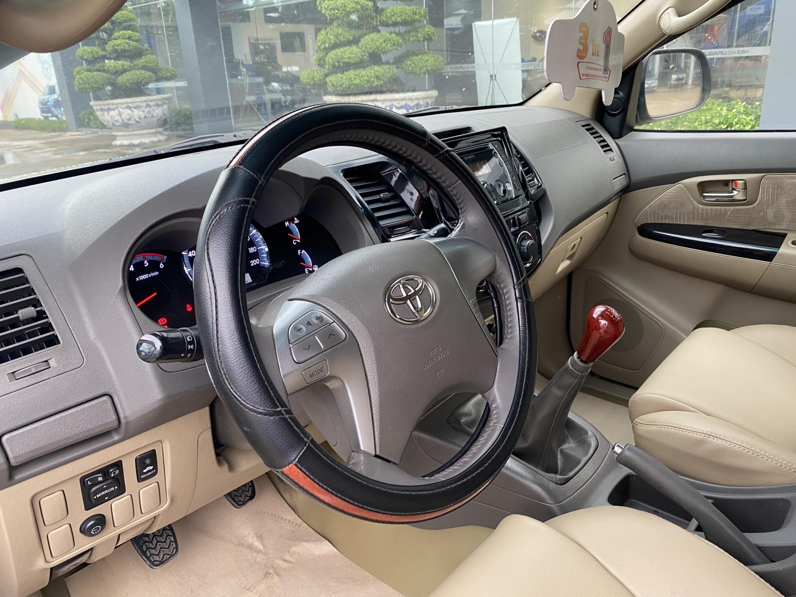 Toyota Fortuner 2012 - Cần bán gấp Toyota Fortuner 2.5G đời 2012, màu bạc