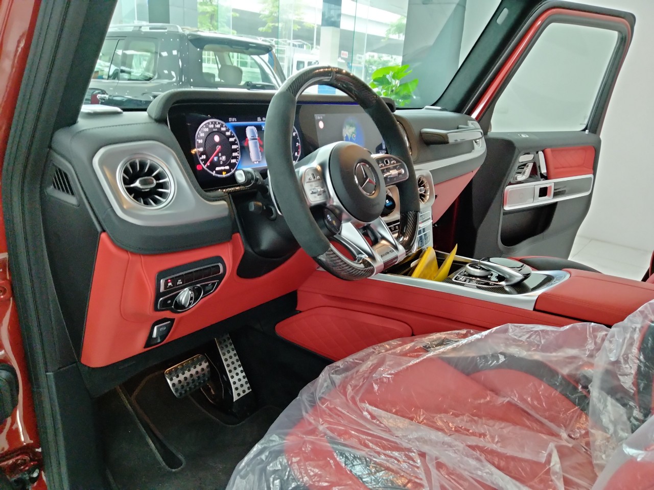 Mercedes-Benz G class 2021 - Bán Mercedes Benz G63 AMG màu đỏ siêu đẹp xe sản xuất 2021 nội thất đỏ nhập mới 100%, bản ful kịch