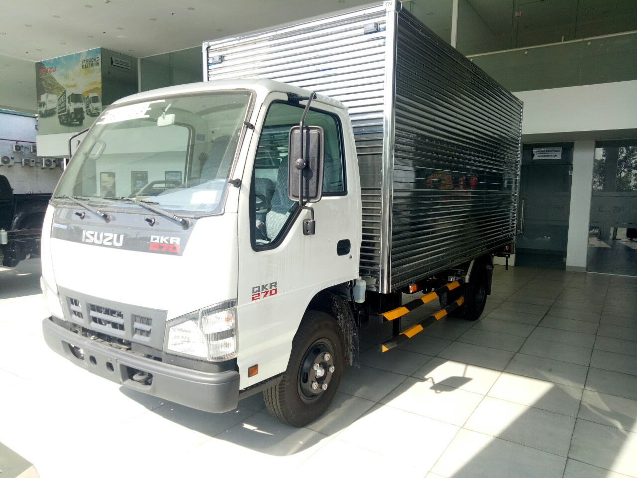 Isuzu QKR QKR77HE4 2021 - Xe tải Isuzu QKR270 thùng kín 1t9