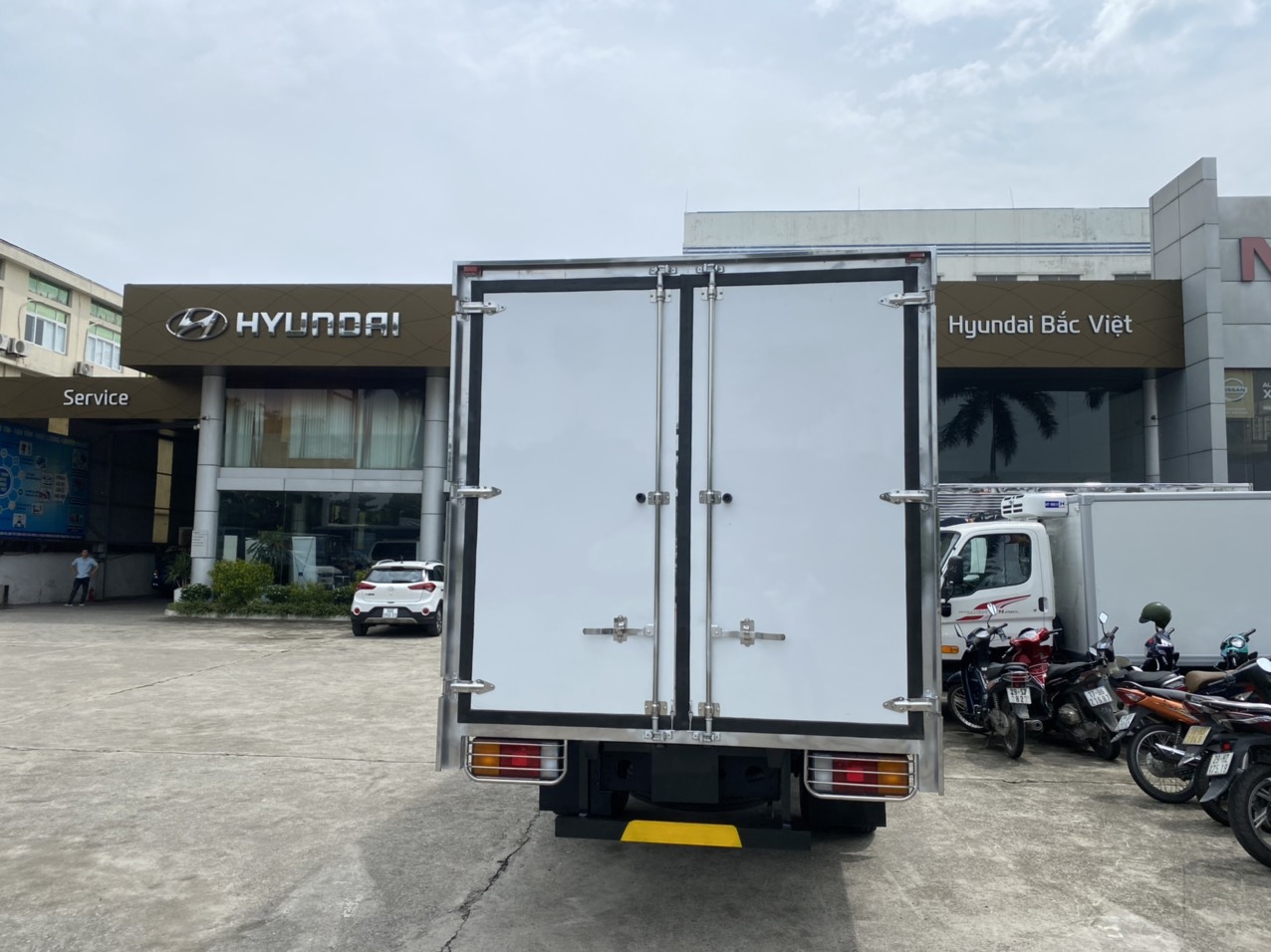 Hyundai Mighty   2021 - Xe tải Hyundai EX8L thùng kín composite, tải trọng 7 tấn 2 thùng dài 5m7
