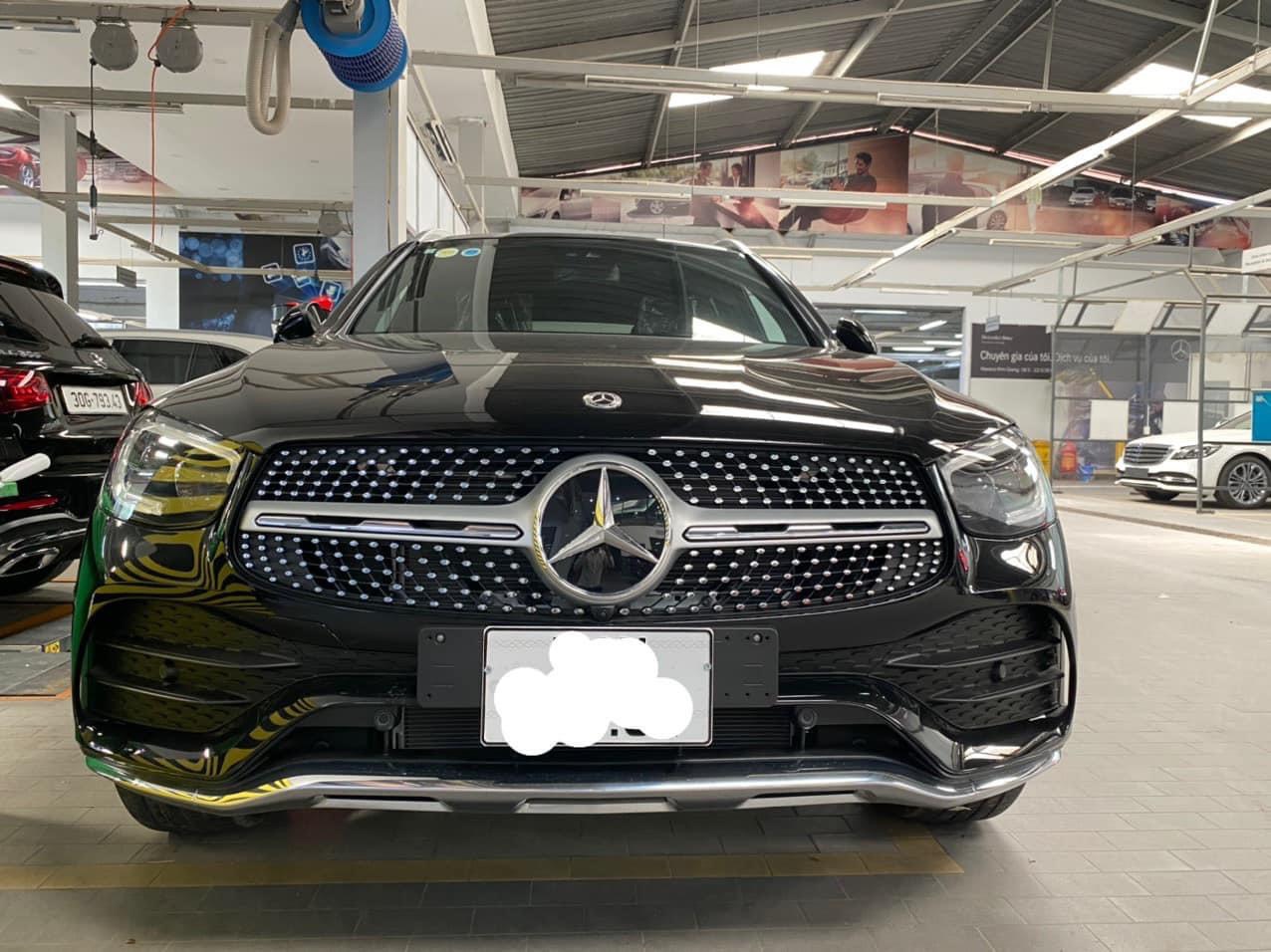 Bán xe Mercedes-Benz GLC300 4Matic sản xuất 2021, màu đen, nội thất đen