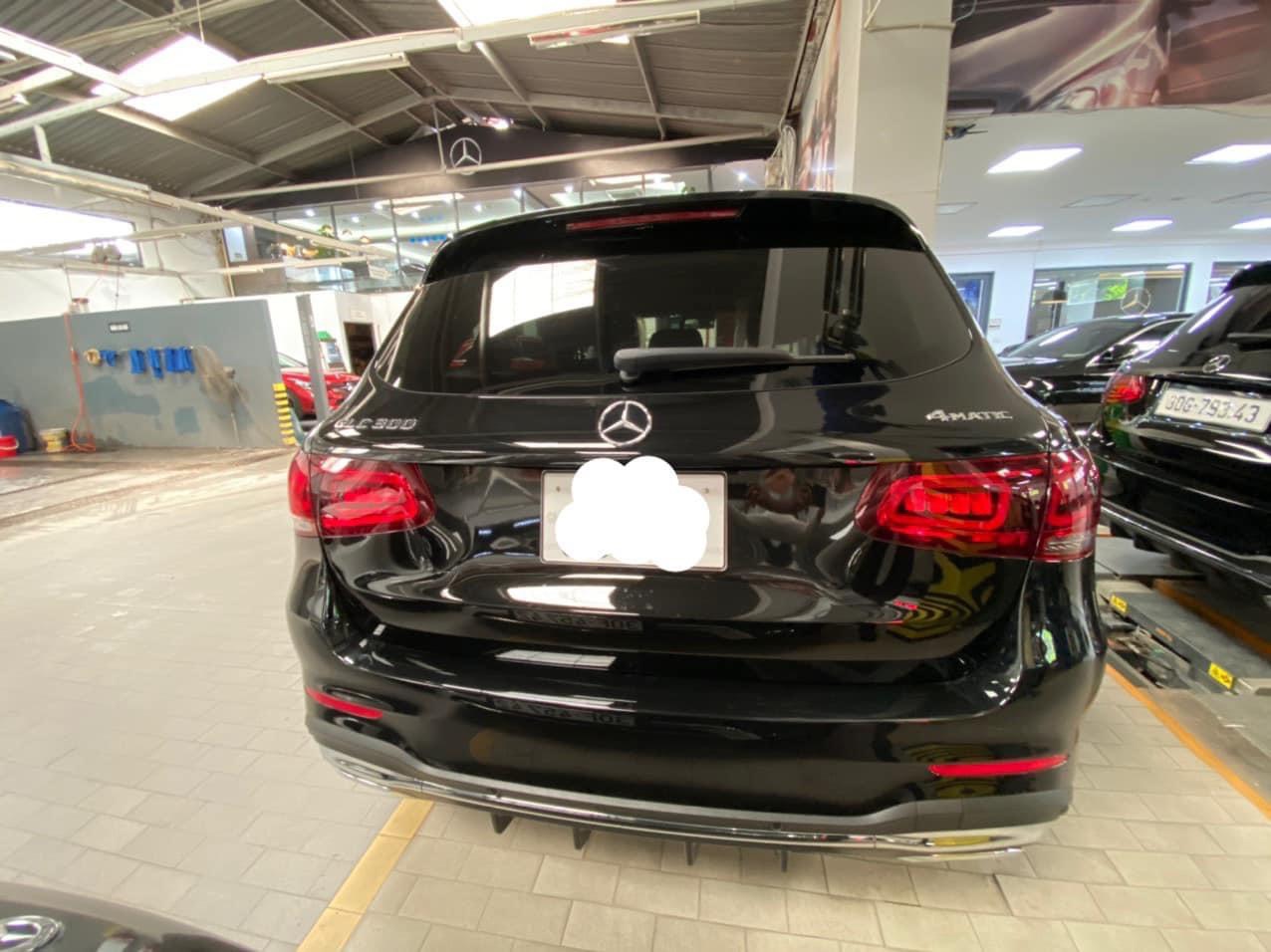 Mercedes-Benz GLC-Class GLC300 4Matic 2021 - Bán xe Mercedes-Benz GLC300 4Matic sản xuất 2021, màu đen, nội thất đen