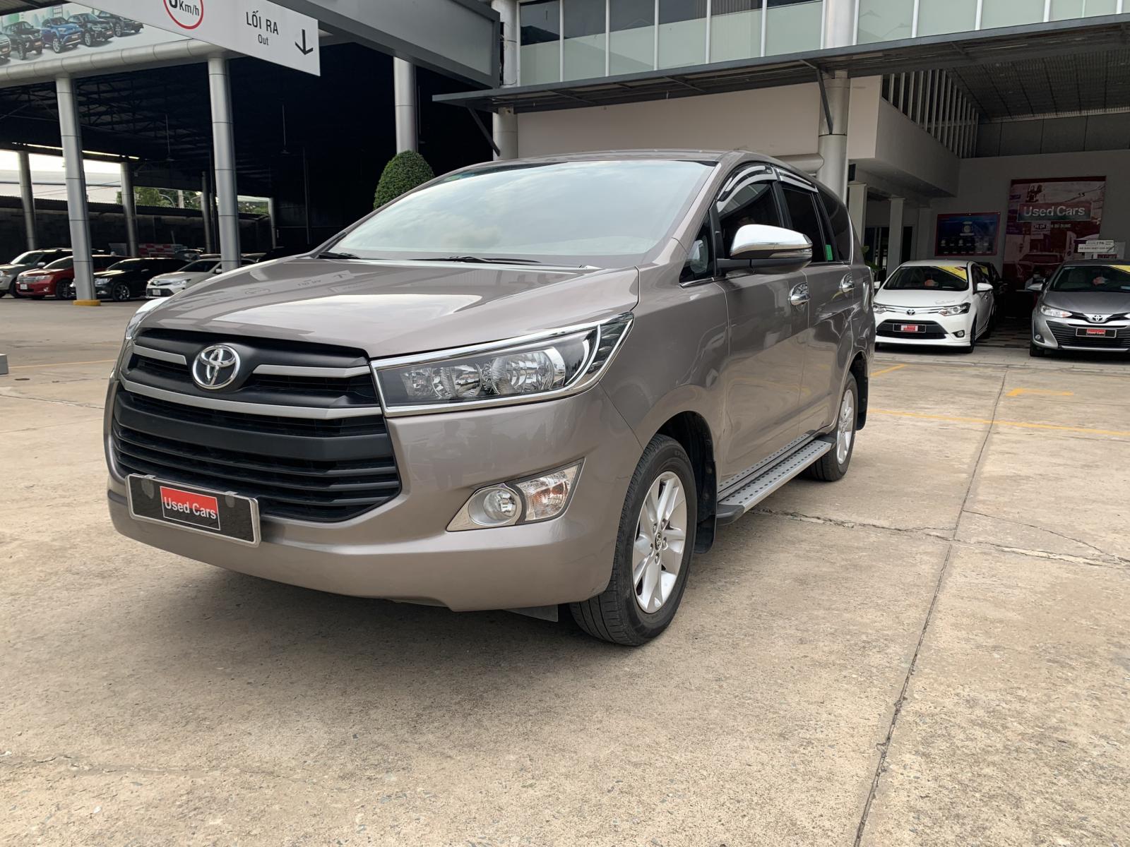 Toyota Innova 2.0E 2018 - Cần bán lại xe Toyota Innova 2.0E đời 2018, màu bạc