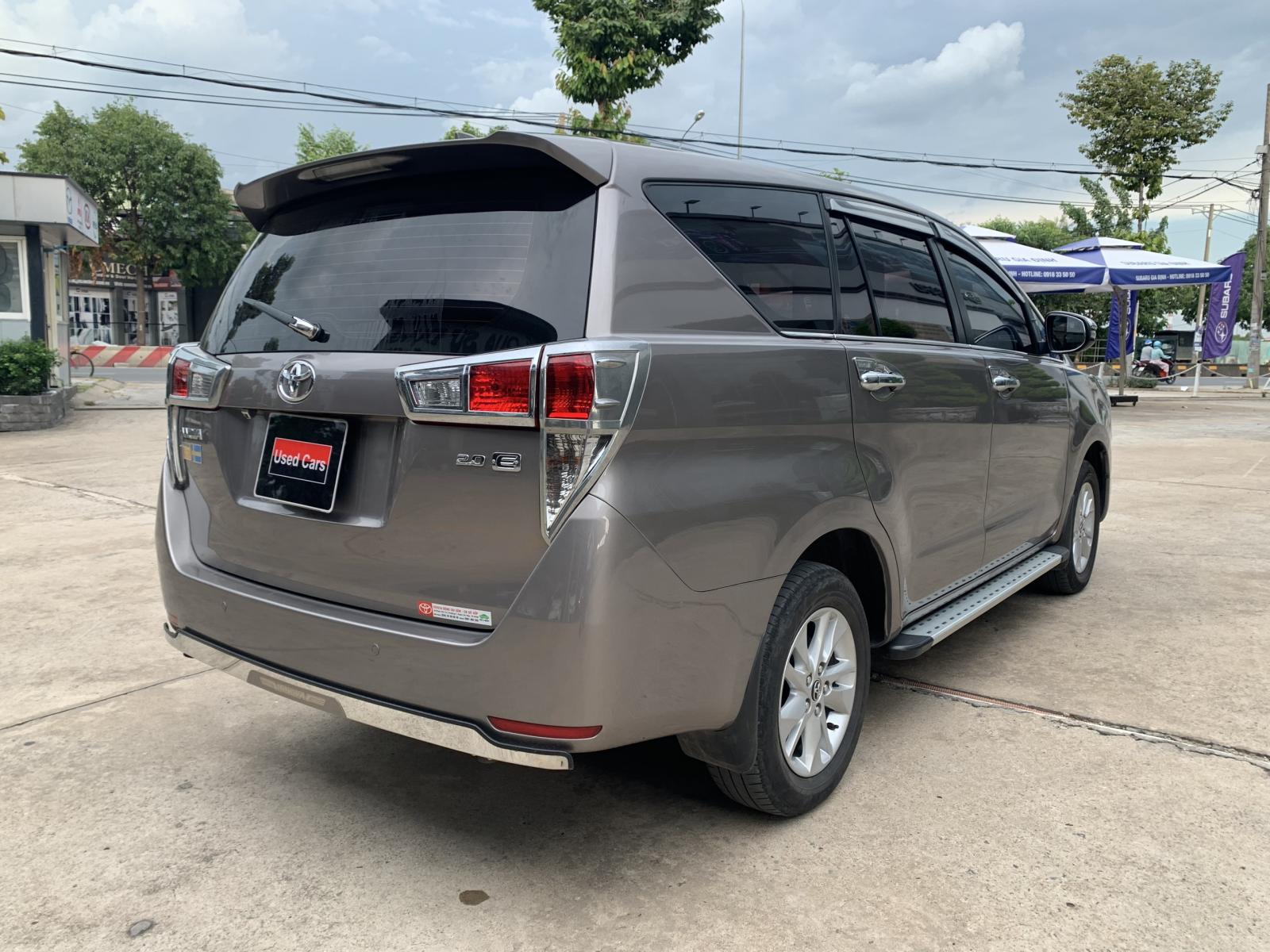 Toyota Innova 2.0E 2018 - Cần bán lại xe Toyota Innova 2.0E đời 2018, màu bạc