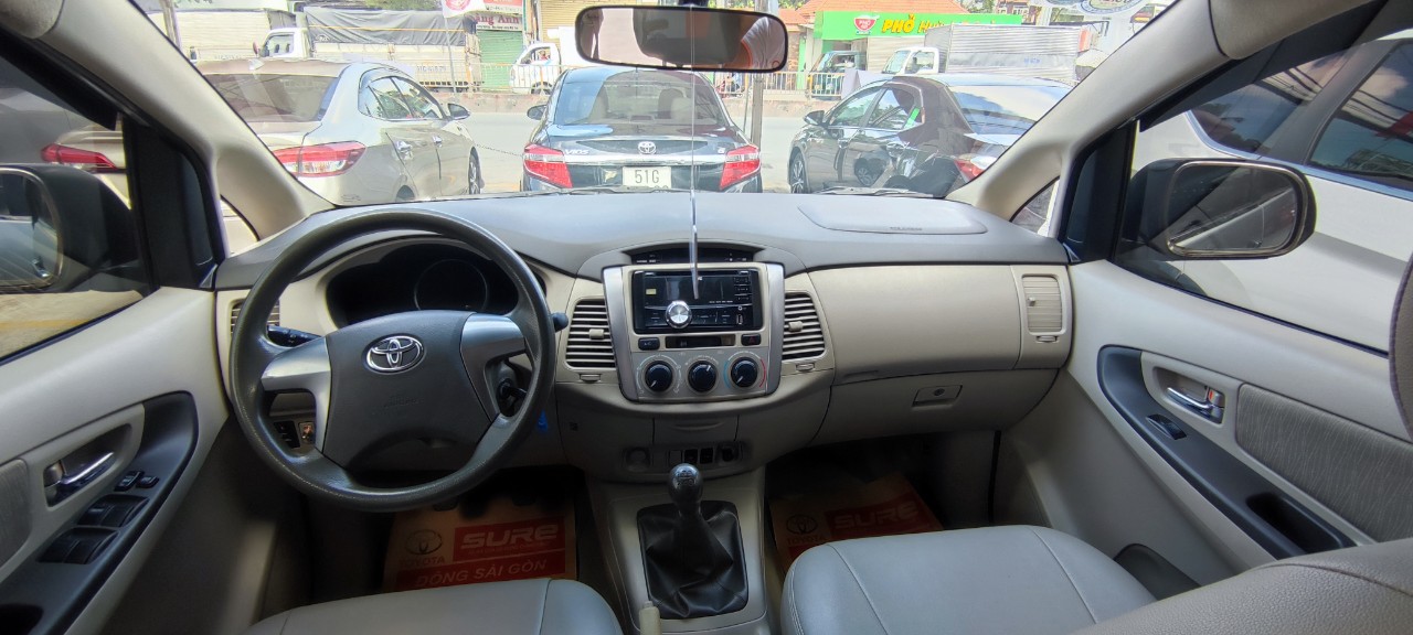 Toyota Innova 2.0 2015 - Cần bán Toyota Innova 2.0 đời 2015, màu bạc, số sàn, giá 440tr
