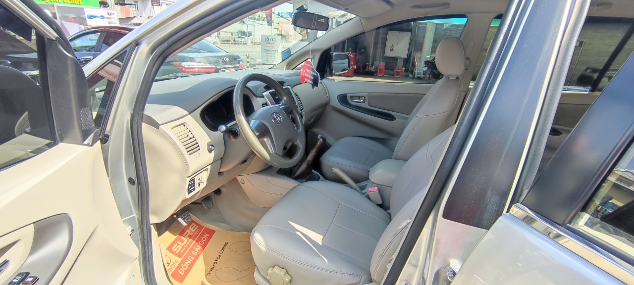 Toyota Innova 2.0 2015 - Cần bán Toyota Innova 2.0 đời 2015, màu bạc, số sàn, giá 440tr