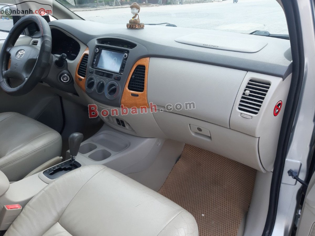 Toyota Innova   V  2011 - Bán xe Toyota Innova V đời 2011, màu bạc  