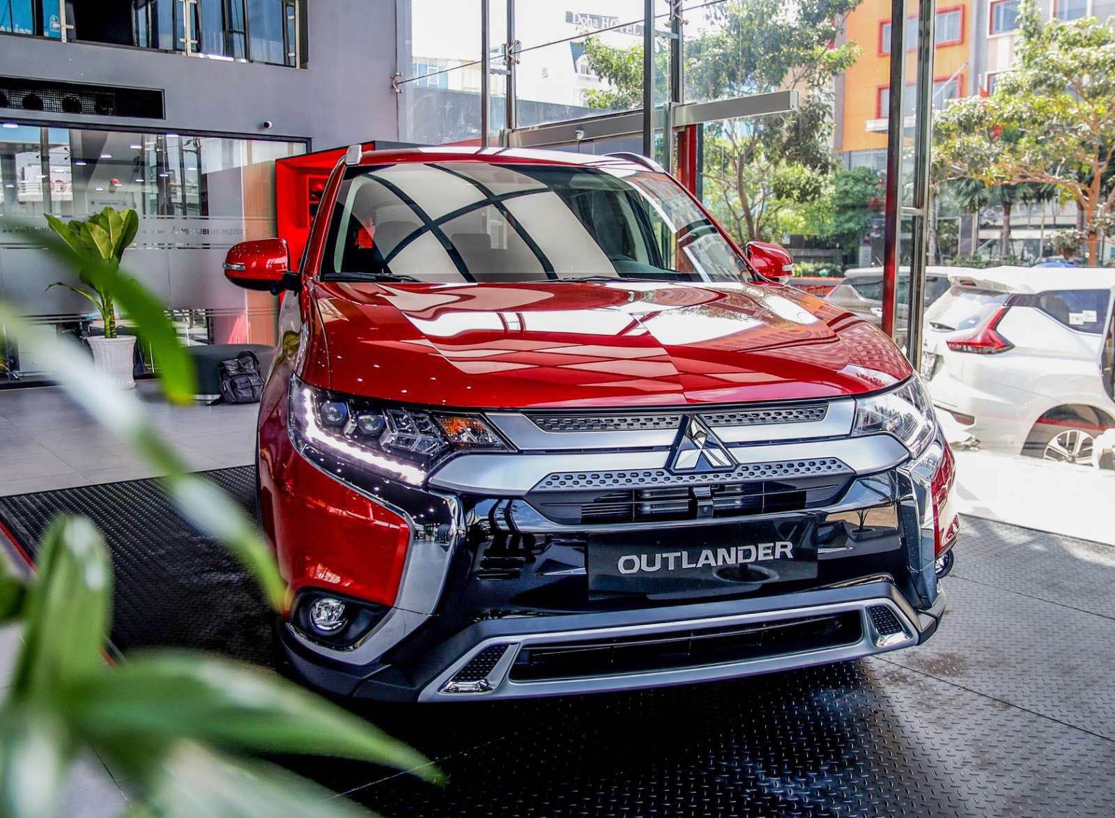 Mitsubishi Outlander 2021 - [Quảng Bình] Mitsubishi Outlander năm 2021, trừ thẳng 42tr tiền mặt, hỗ trợ 50% thuế trước bạ, giao ngay