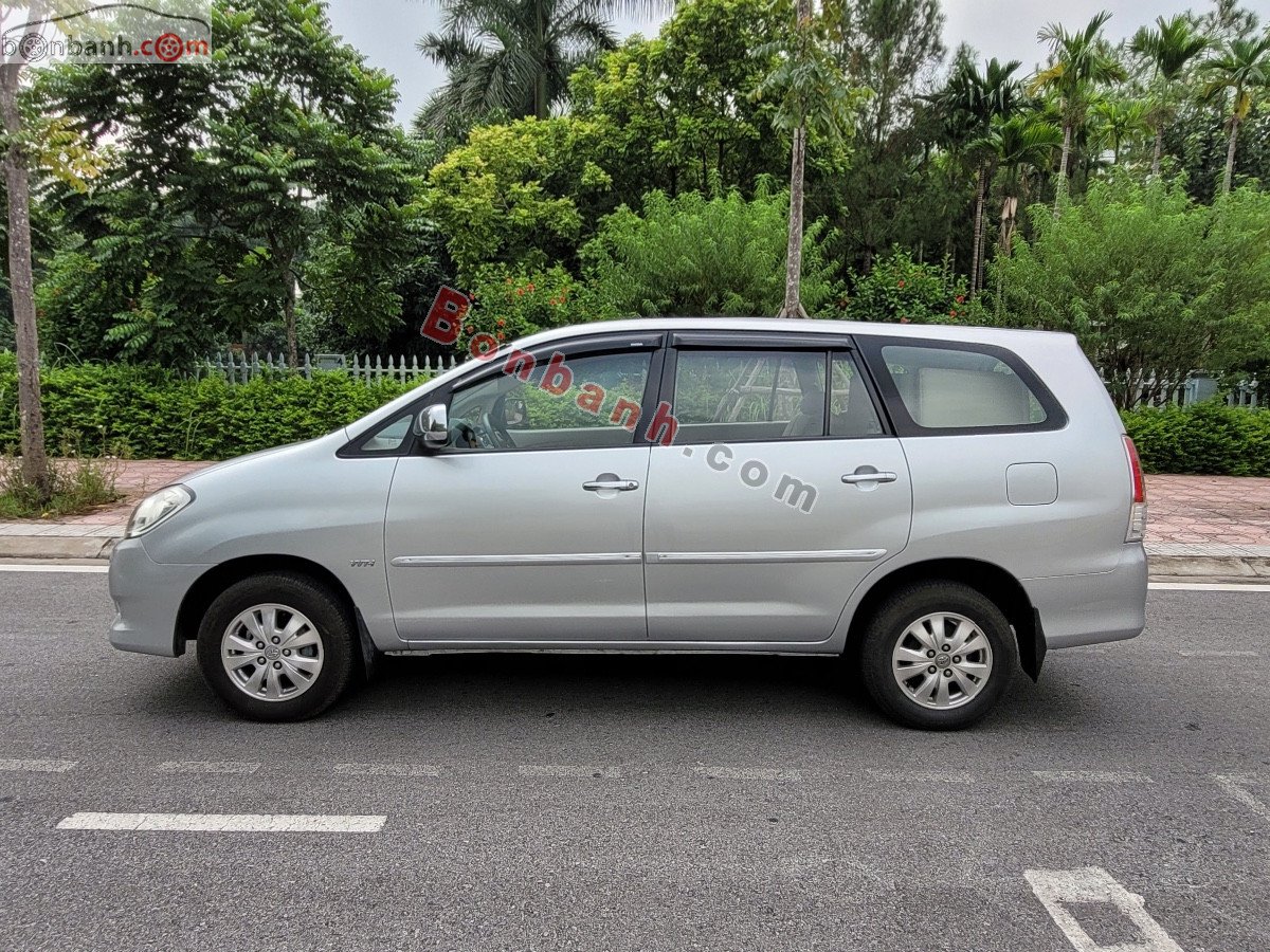 Toyota Innova 2010 - Cần bán Toyota Innova sản xuất 2010, màu bạc, 295 triệu