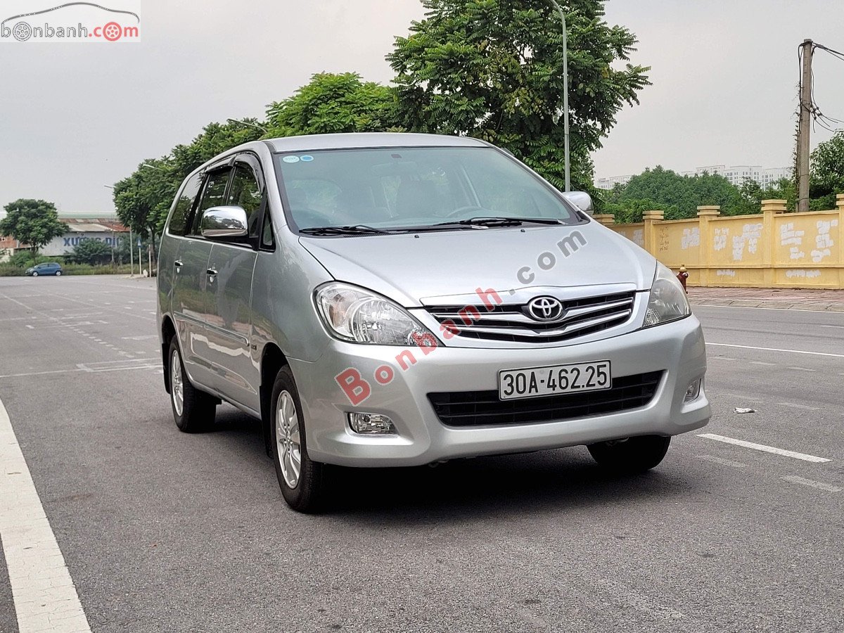 Toyota Innova 2010 - Cần bán Toyota Innova sản xuất 2010, màu bạc, 295 triệu