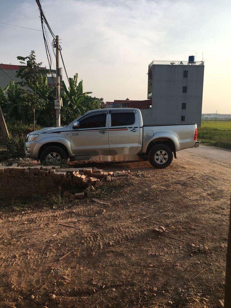 Toyota Hilux 2010 - Bán Toyota Hilux sản xuất 2010, màu bạc, xe nhập, giá chỉ 245 triệu