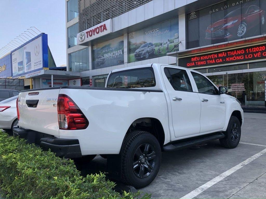 Toyota Hilux 2021 - Cần bán xe Toyota Hilux đời 2021, màu trắng, xe nhập giá cạnh tranh