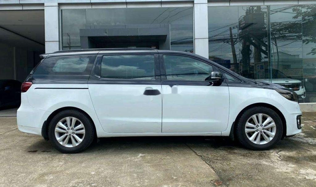 Kia Sedona 2015 - Cần bán gấp Kia Sedona năm 2015, hai màu xe gia đình, 689 triệu