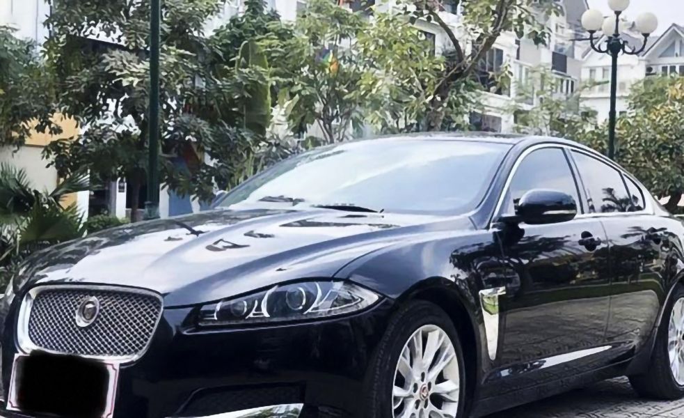 Jaguar XF   2.0 AT  2015 - Cần bán gấp Jaguar XF 2.0 AT sản xuất năm 2015, màu đen, nhập khẩu còn mới