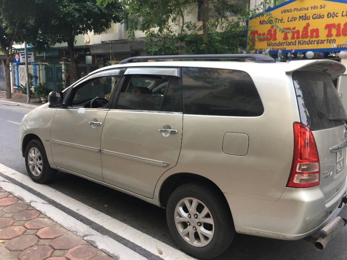 Toyota Innova   2.0G  2007 - Cần bán Toyota Innova 2.0G năm sản xuất 2007, màu bạc còn mới, 240 triệu