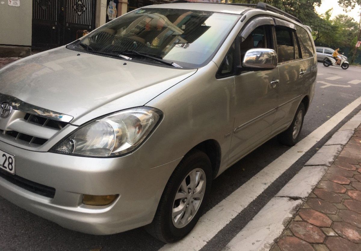 Toyota Innova   2.0G  2007 - Cần bán Toyota Innova 2.0G năm sản xuất 2007, màu bạc còn mới, 240 triệu