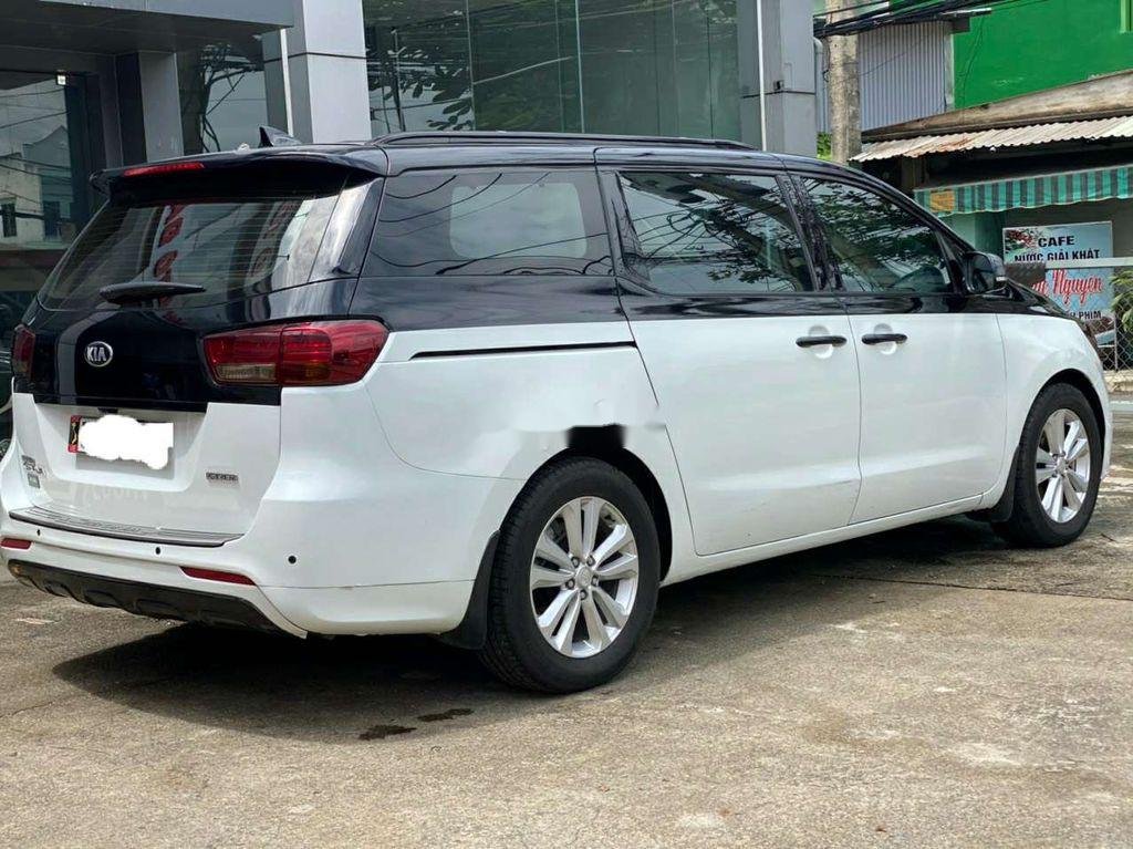 Kia Sedona 2015 - Cần bán gấp Kia Sedona năm 2015, hai màu xe gia đình, 689 triệu