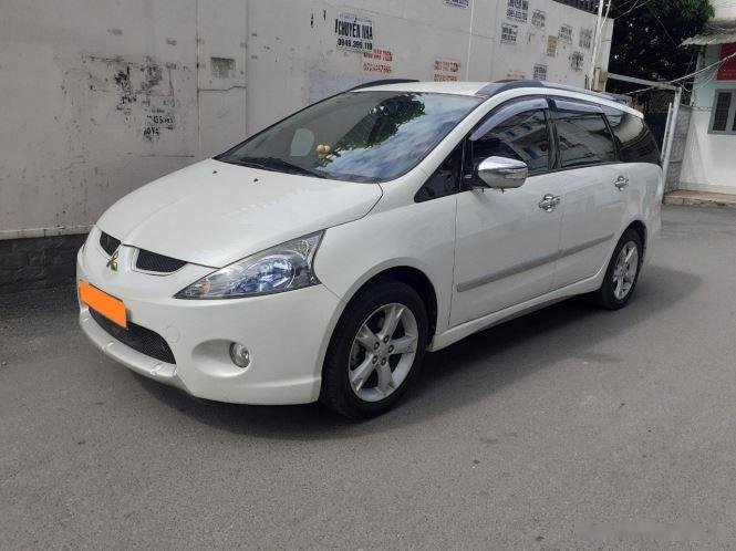 Mitsubishi Grandis 2.4 Mivec 2011 - Bán Mitsubishi Grandis 2.4 Mivec sản xuất năm 2011, màu trắng xe gia đình, 522tr