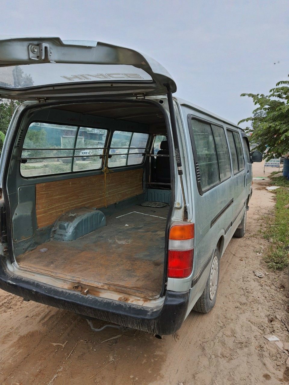 Toyota Van 2001 - Cần bán gấp chiếc Toyota Van 3 chỗ 850 kg 2001 giá chỉ 66 triệu, có thương lượng